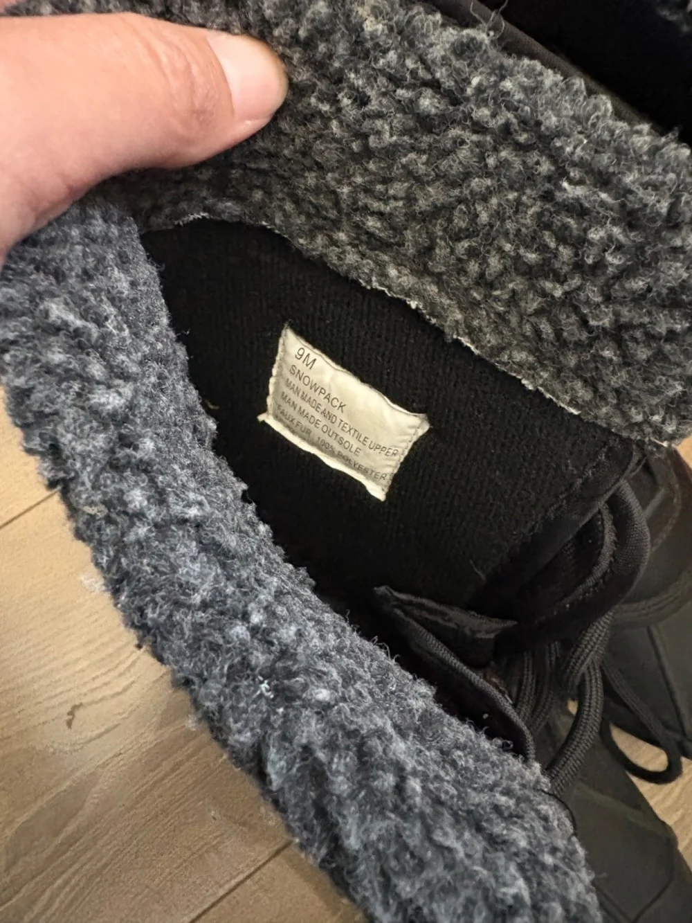 Men’s snowboots, size 9